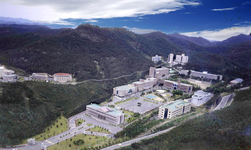韩国草堂大学坐落于韩国南部的全罗南道务安郡,环境优美,拥有最先进的